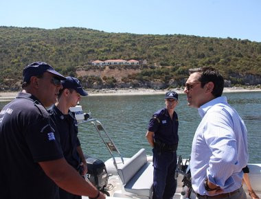 Με φουσκωτό στη Μεγάλη Πρέσπα ο Αλέξης Τσίπρας (φωτό)